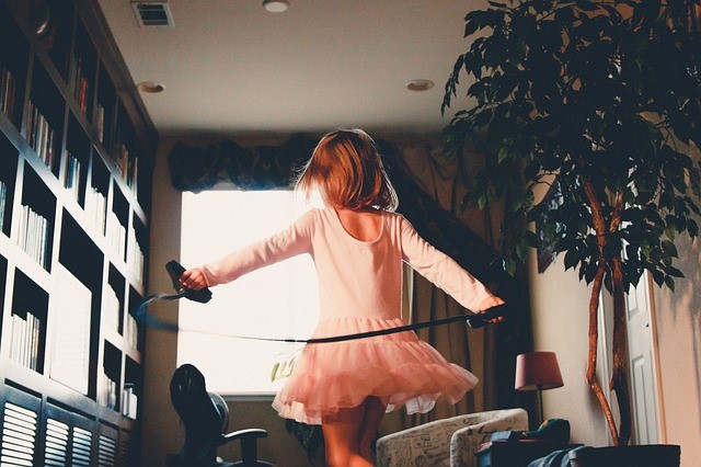ילדה בחדר ילדים רוקדת